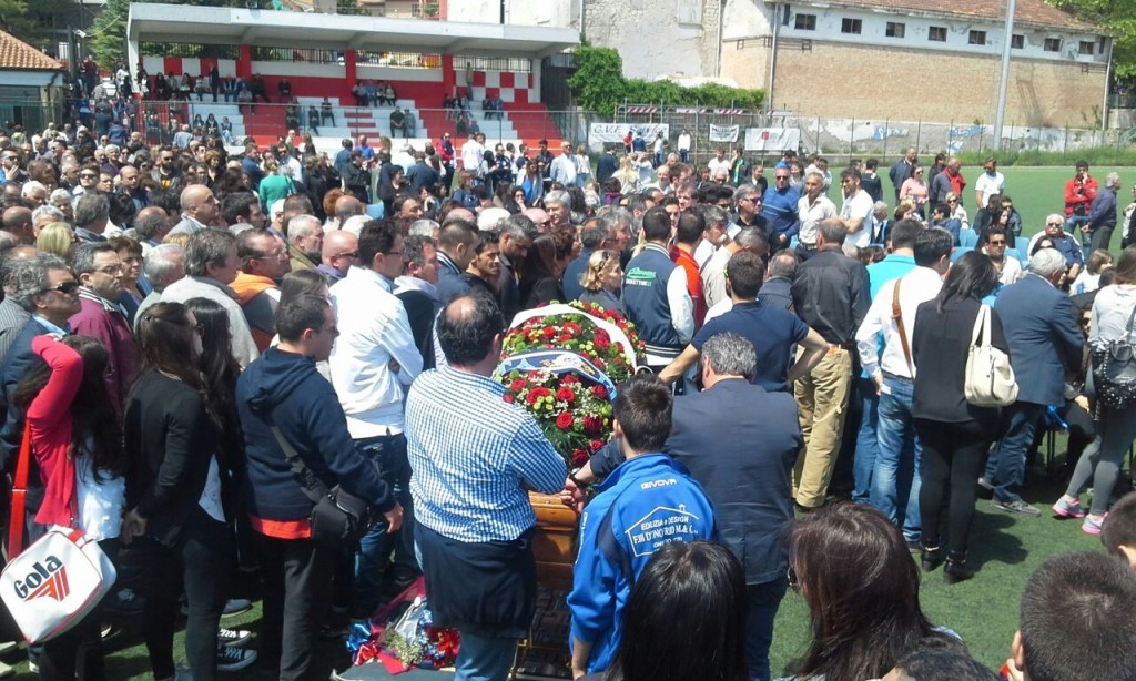 Commozione per l’ultimo saluto a mister Cosco