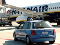 Un'auto della polizia davanti ad un Boeing 737 della compagnia Ryanair in una foto d'archivio.
ANSA / TELENEWS