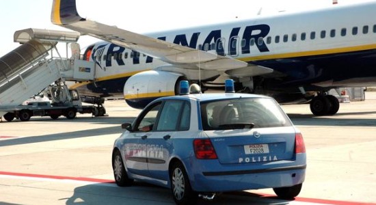 Un'auto della polizia davanti ad un Boeing 737 della compagnia Ryanair in una foto d'archivio.
ANSA / TELENEWS