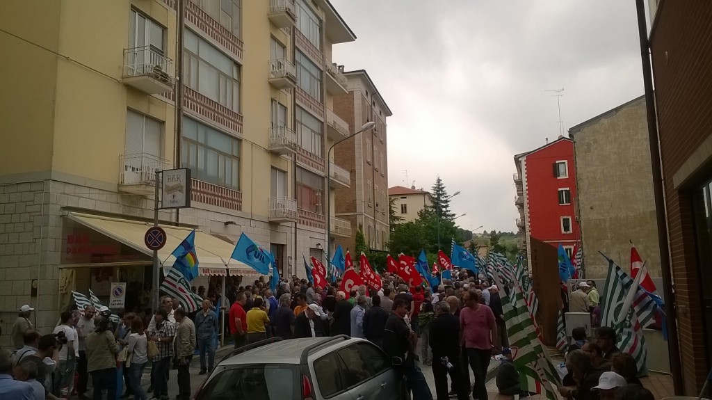 In piazza contro i politici: “Prendono in giro anche il Papa”