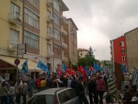 In piazza contro i politici: “Prendono in giro anche il Papa”