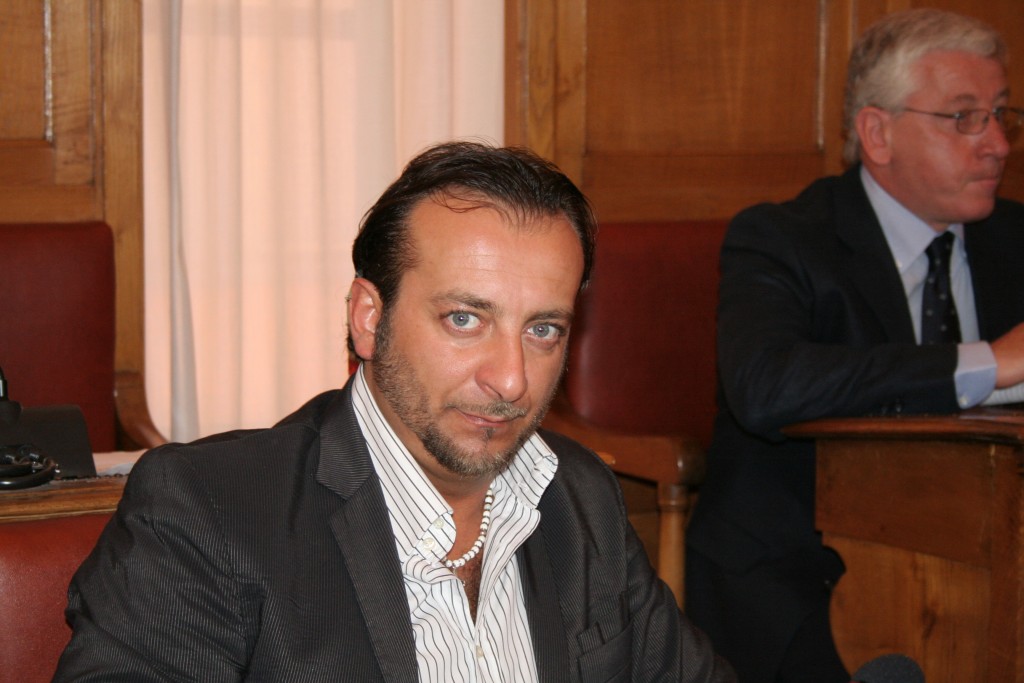 Emergenza loculi, Pascale furioso: «Battista ha dimenticato Santo Stefano»