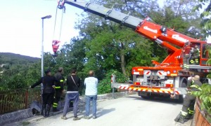 camion ferro burrone santa maria oliveto gru vigili fuoco