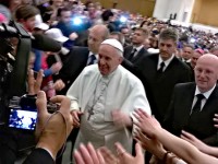 Papa Francesco folgorato dai pellegrini della diocesi Isernia-Venafro