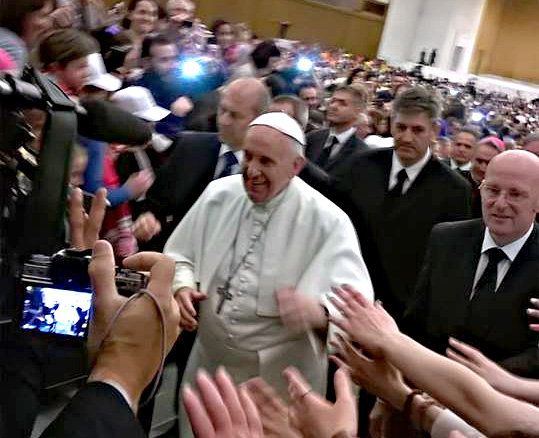 Papa Francesco folgorato dai pellegrini della diocesi Isernia-Venafro