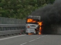 Tir in fiamme, paura sulla Trignina