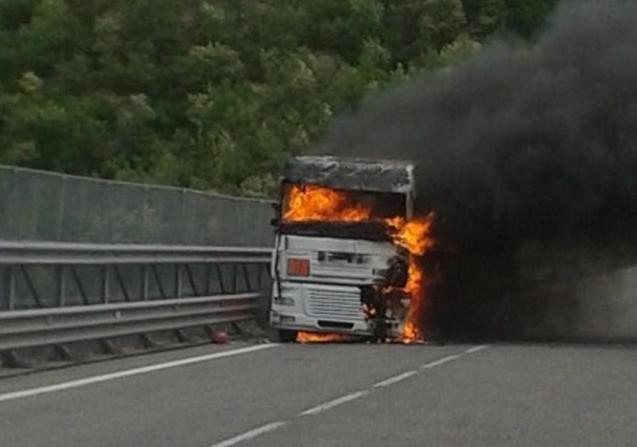 Tir in fiamme, paura sulla Trignina