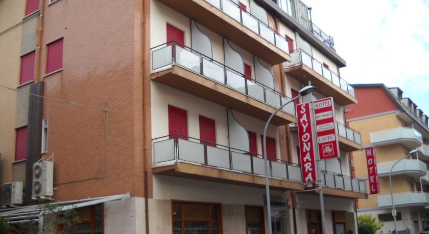 Migranti, il Sayonara scrive al Comune: pronto il piano di ‘riconversione’