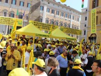 Formaggi con latte in polvere, la protesta degli allevatori molisani a Roma
