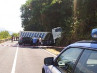 Grave incidente a Sesto Campano: coinvolti due mezzi pesanti, tre feriti (foto)