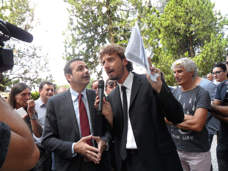 Frattura braccato dalle Iene e intanto denuncia Report