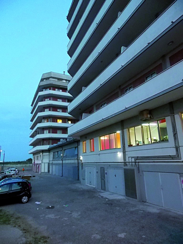 Giù dal quarto piano, non ce l’ha fatta la 14enne