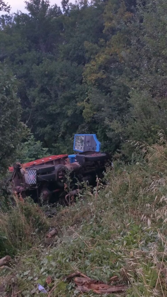 Finisce con il camion in un dirupo, solo lievi ferite