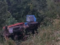 Finisce con il camion in un dirupo, solo lievi ferite