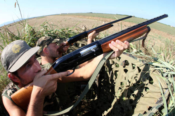 Due cacciatori appostati in un campo in Toscana, in una immagine del 01 settembre 2007.
ANSA/FRANCO SILVI