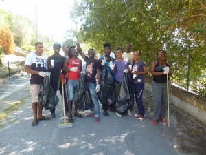 immigrati puliscono rocca alta