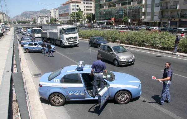 Posti di blocco della polizia che ha arrestato due giovani che trasportavano armi a bordo di una Fiat Panda bloccata dai poliziotti in mezzo al traffico  alla circonvallazione di Palermo, 20 luglio 2012. 
ANSA/MICHELE NACCARI