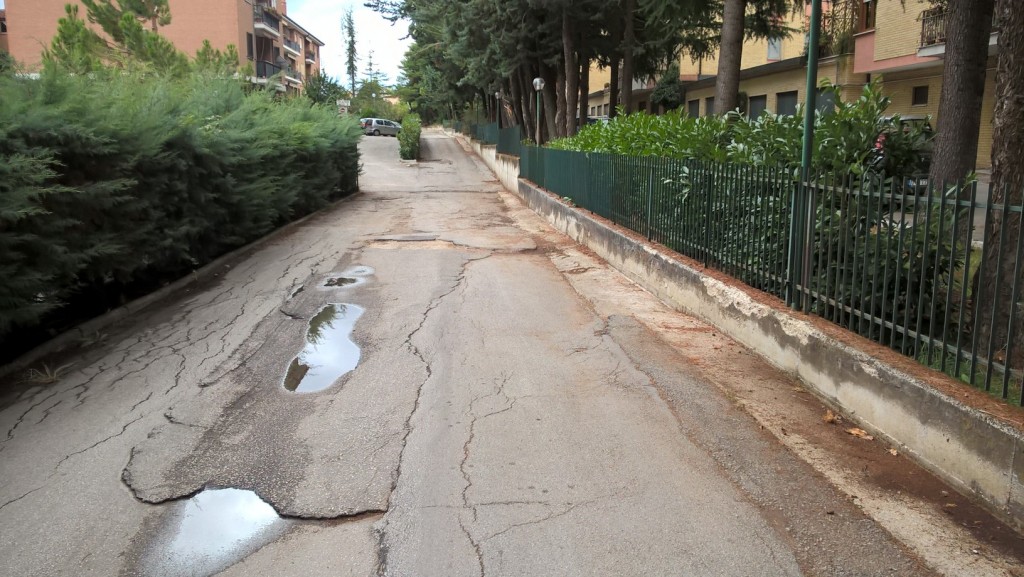 Asfalto groviera, protestano i residenti di Vazzieri