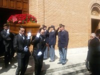 Straziante addio all’ispettore Cocco