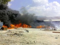 Incendio rifiuti, l’Arpa rassicura ma i cittadini non si fidano