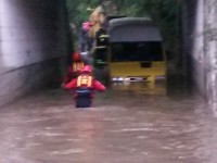 Pioggia incessante, i pompieri tirano fuori sette bambini da uno scuolabus a Macchia d’Isernia