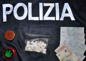 Spaccio a tutte le ore e le ‘vedette’ per la polizia. Un arresto