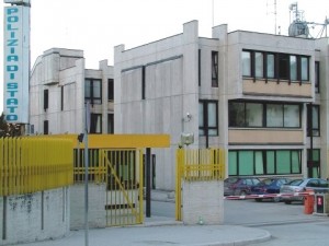 Perseguita la ex e aggredisce gli agenti di polizia, arrestato