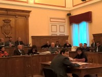 Vizi e pregiudiziali, il Consiglio rinvia ancora la decisione sul deposito a Camposarcone