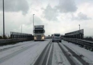 Arriva la prima neve, tir già in panne a Guardiaregia