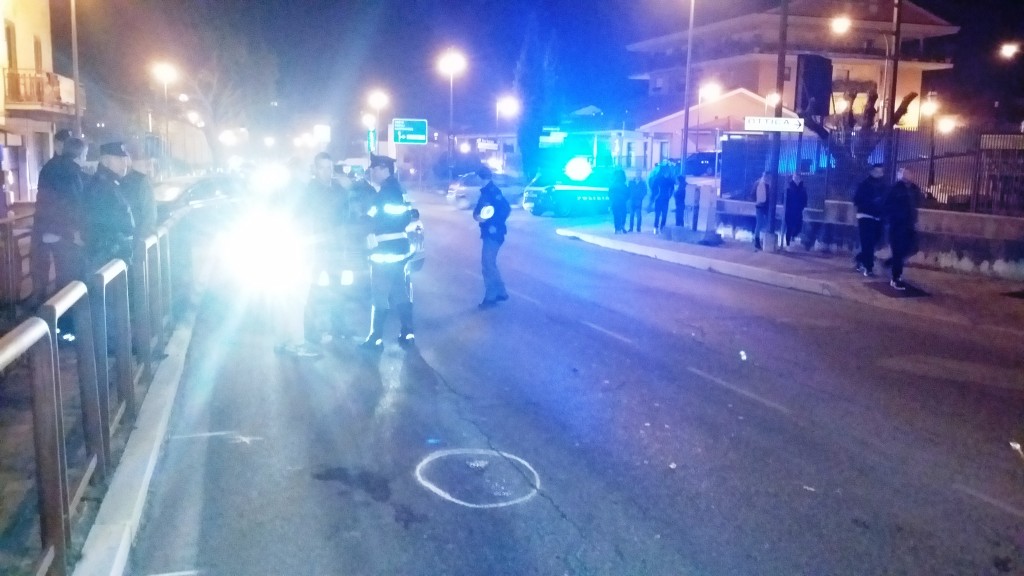 Utilitaria investe due pedoni: grave una donna