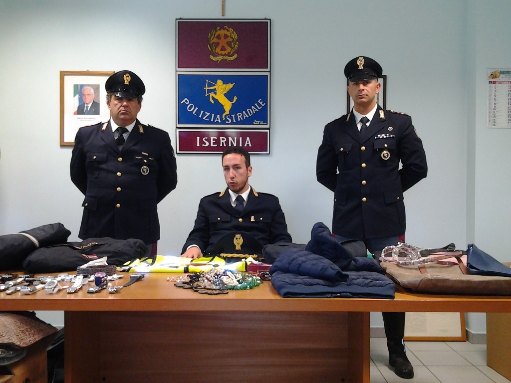 Giubbini, cappotti, cinture e borse; la Stradale di Isernia sequestra centinaia di capi contraffatti