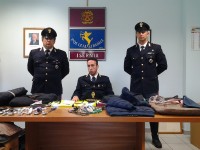 Giubbini, cappotti, cinture e borse; la Stradale di Isernia sequestra centinaia di capi contraffatti