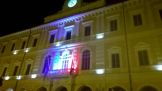 Parigi, il tricolore francese illumina il Molise