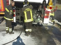 L’autobus degli studenti prende fuoco: tragedia sfiorata sulla ‘Telesina’