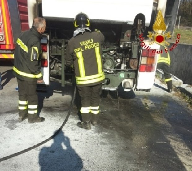 L’autobus degli studenti prende fuoco: tragedia sfiorata sulla ‘Telesina’
