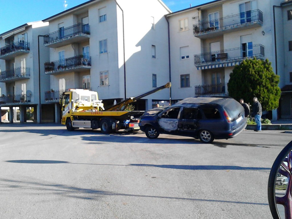 Termoli, vettura in fiamme in via Arno