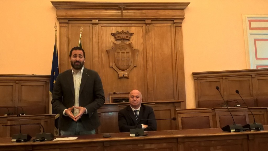 Parcheggi gratis per le auto elettriche e ibride, la giunta comunale approva la delibera