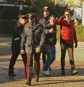 Aggredisce un extracomunitario in pieno centro