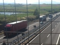 Autoarticolato in fiamme, morto il conducente