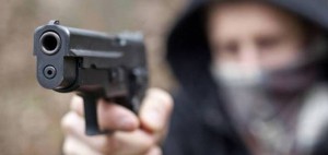 Preso a cazzotti da due uomini ‘incappucciati’ e armati di pistola