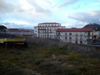 Scarsa igiene e abbandono, residenti infuriati in via Depretis