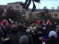 I bambini ‘invadono’ piazza Municipio per salutare la Befana