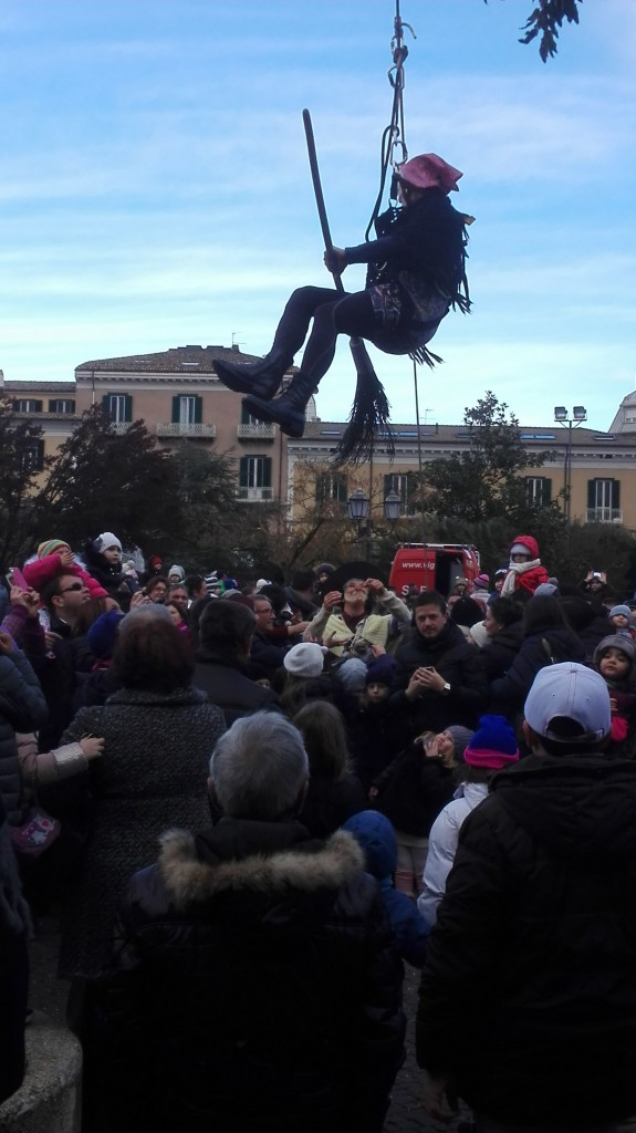 I bambini ‘invadono’ piazza Municipio per salutare la Befana