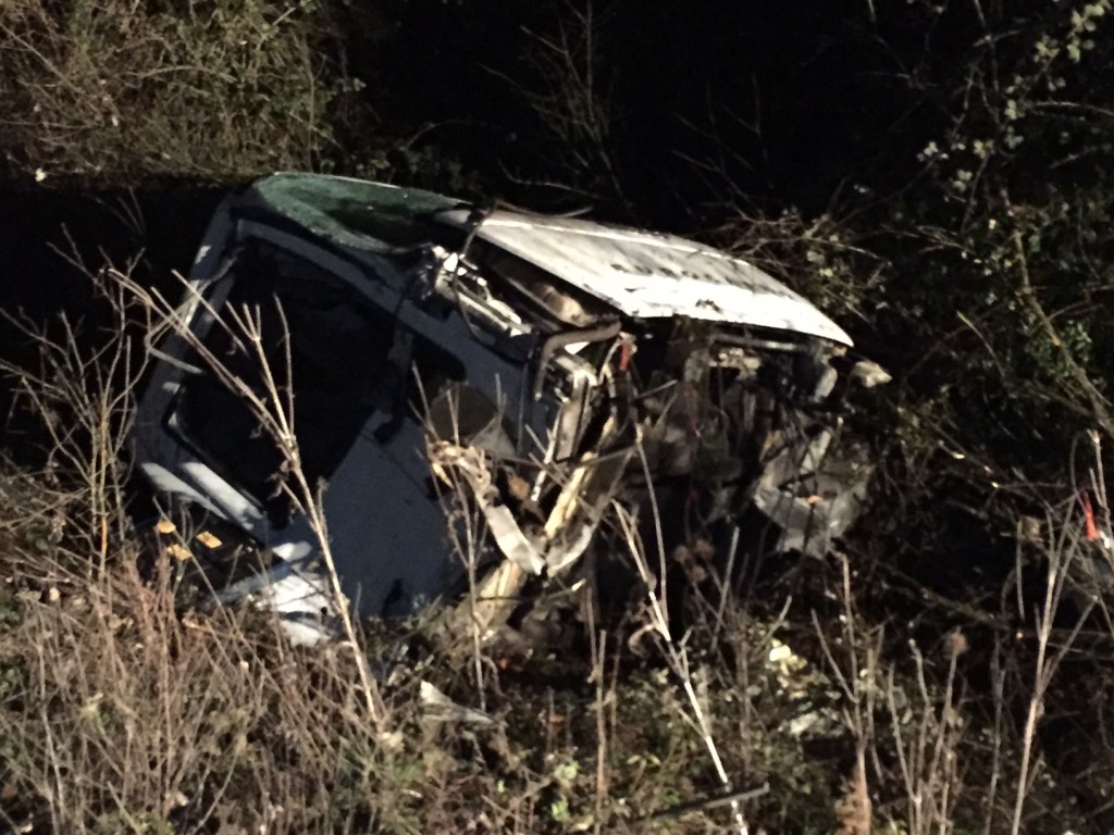 Camion resta incastrato sui binari, travolto dal treno