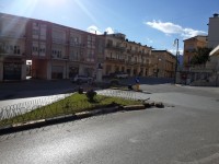 ‘Parcheggia’ l’Alfa nell’aiuola e va via: auto sequestrata