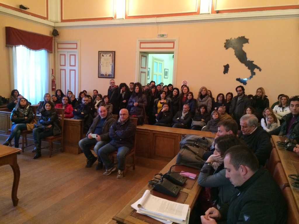Scuola di via D’Amato, alta tensione in Comune