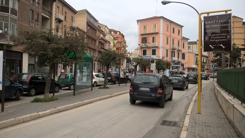 Sosta selvaggia, nuovo spartitraffico in via Mazzini