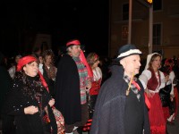 ‘I Briganti’ e ‘Verde Auliva’ conquistano il quartiere Cep, successo per il carnevale ‘de na vota’