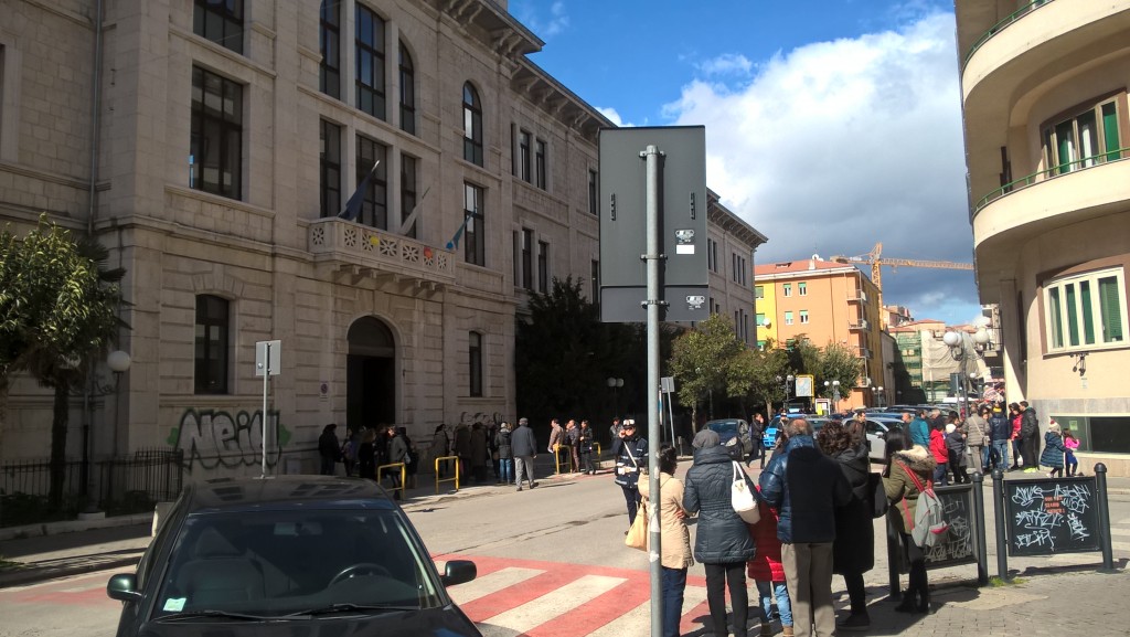 “Niente certificati alla D’Ovidio”: scoppia il nuovo caso