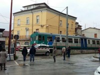 Auto resta ‘intrappolata’ sui binari in via Mazzini